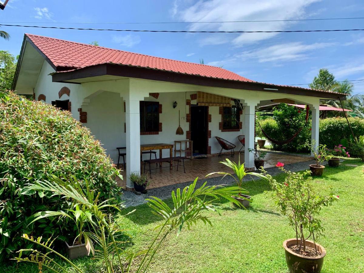 Lovely Garden Villas Pantai Cenang  Exterior photo